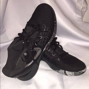 Nike size 7.5 men kyre